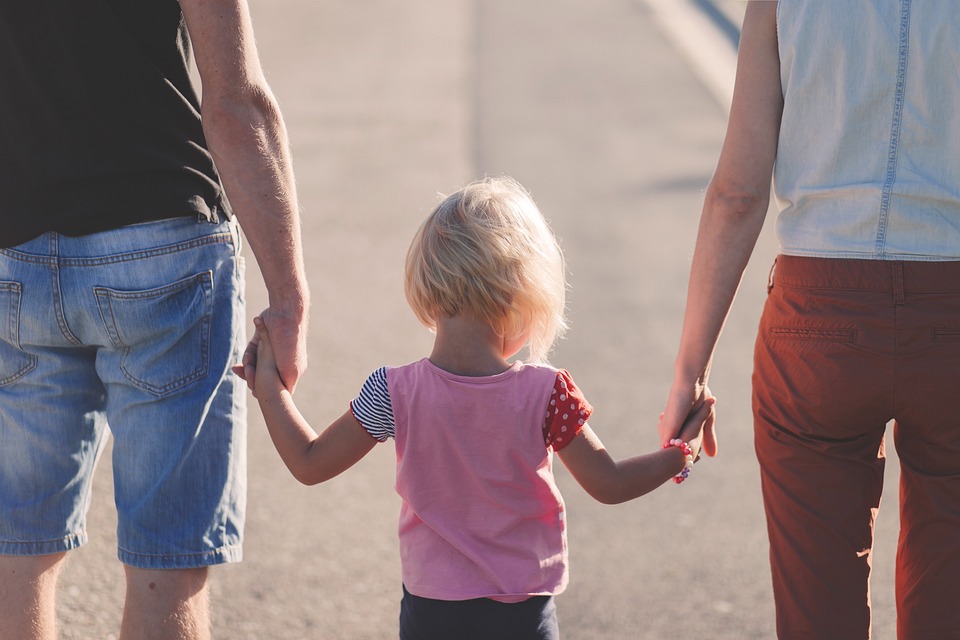 Libri alla mano: parole, coccole e massaggi a fior di pelle. Gli incontri a  Genova - We Love Moms